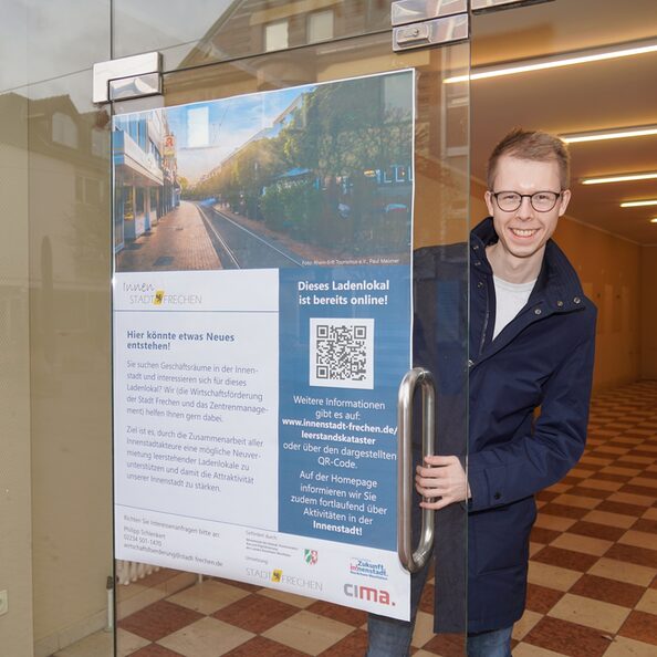 Philipp Schlenkert will mit den Plakaten helfen, den Leerstand in der Frechener Innenstadt zu mindern.