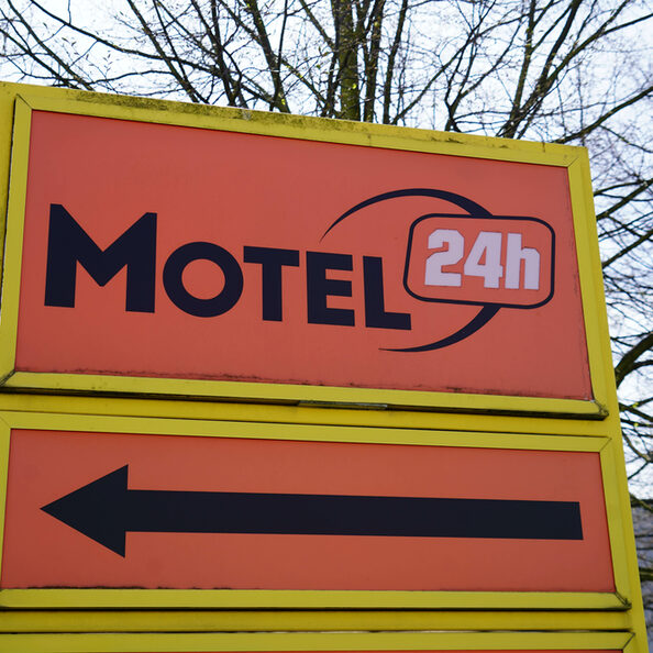 Das Schild vom Motel 24h.