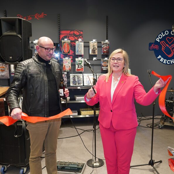 Bürgermeisterin Susanne Stupp und CEO Andrew Thorndike eröffneten den Polo Store Frechen.