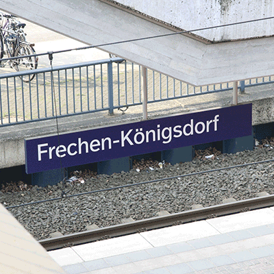 Die Aufnahme zeigt das Bahnhofsschild in Frechen-Königsdorf mit der Aufschrift Frechen-Königsdorf