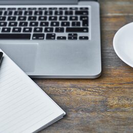 Bild Tastatur, Block, Stift mit einer Tasse Kaffee