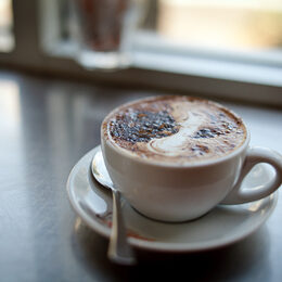 Das Foto zeigt eine Tasse Cappuccino