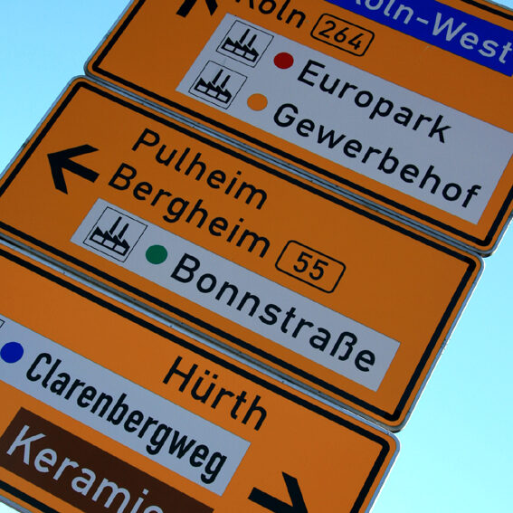 Das Foto zeigt ein Verkehrsschild mit den Wegebezeichnungen ins Gewerbegebiet an der Europaallee.
