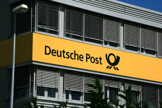 Das Symbolbild zeigt einen Standort der Deutschen Post im Gewerbegebiet an der Europaallee. Dort befindet sich das Briefverteilzentrum.