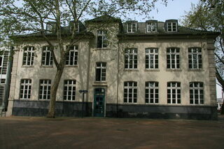 Das Foto zeigt die Alte Marienschule, Sitz von VHS und Stadtarchiv.