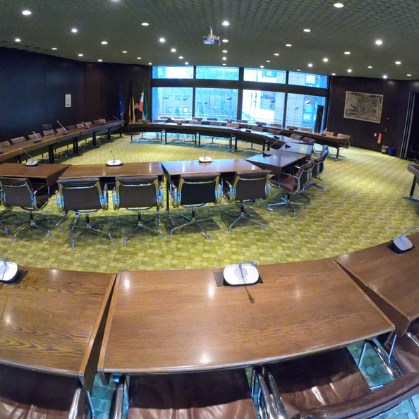 Das Foto zeigt die Anordnung der Tische und Stühle im großen Sitzungssaal des Frechener Rathauses.