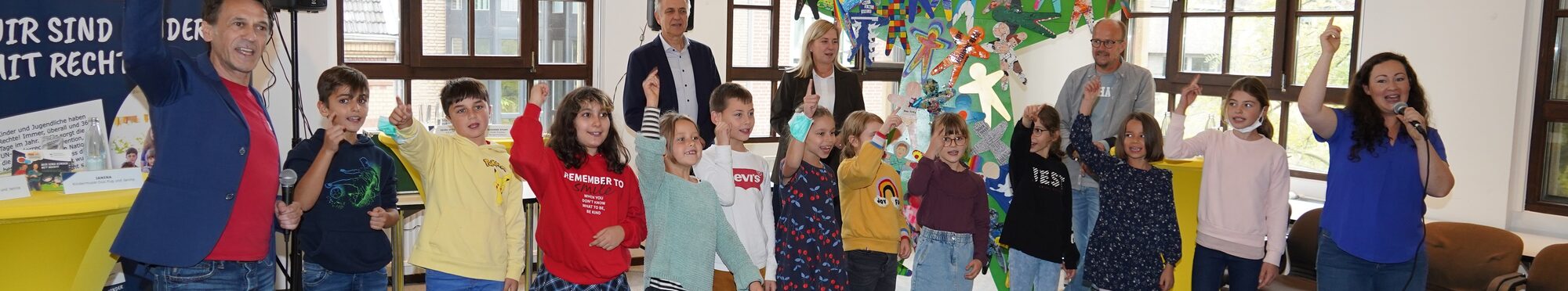 Fug und Janina präsentierten den neuen Kinderrechte-Song zusammen mit den OGS-Kindern der Edith-Stein-Schule im Sitzungssaal des alten Frechener Rathauses.