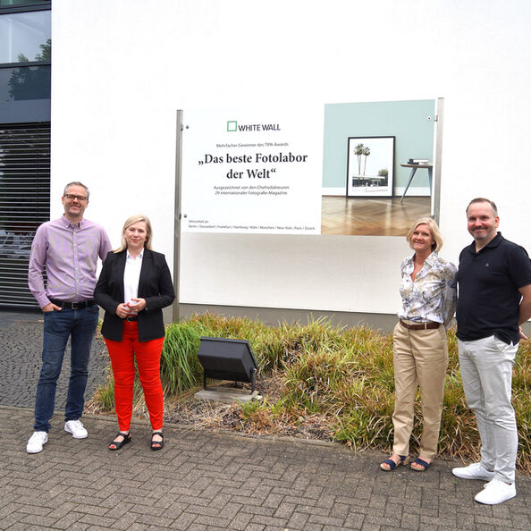 Die Geschäftsführer Alexander Nieswandt (r.) und Thomas Alscheid (l.) begrüßten bei WhiteWall die Bürgermeisterin Susanne Stupp (2.v.l.) und Wirtschaftsförderin Vera Borchard.