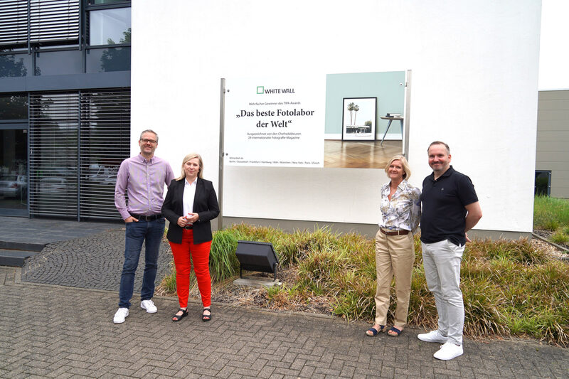 Die Geschäftsführer Alexander Nieswandt (r.) und Thomas Alscheid (l.) begrüßten bei WhiteWall die Bürgermeisterin Susanne Stupp (2.v.l.) und Wirtschaftsförderin Vera Borchard.