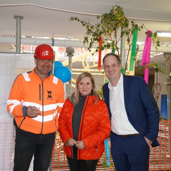 Bürgermeisterin Susanne Stupp (M.) dankte Klaus Pelzer (r.), Geschäftsführer der GWG Rhein-Erft, und Polier Jochen Schmitz (l.) für den Neubau.