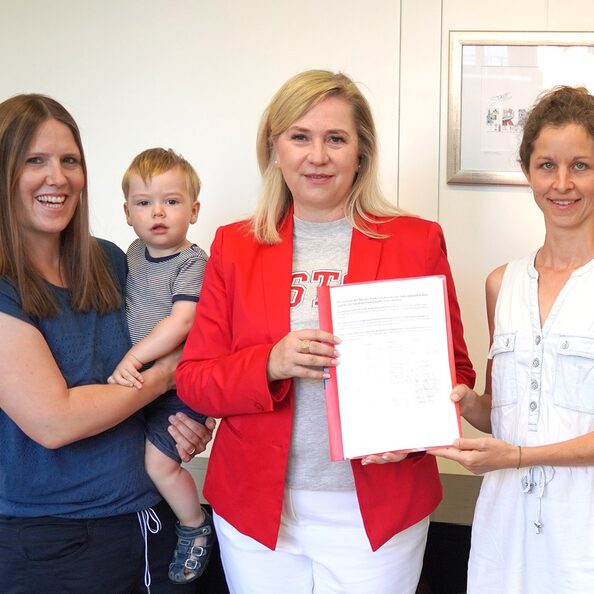 Kathrin Kerner (r.) und Isabel Plata (l., mit Sohn Hanno) überreichten die Unterschriftensammlung an Bürgermeisterin Susanne Stupp.