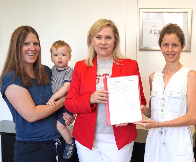 Kathrin Kerner (r.) und Isabel Plata (l., mit Sohn Hanno) überreichten die Unterschriftensammlung an Bürgermeisterin Susanne Stupp.