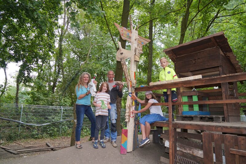 Einen Totempfahl bauten die Kinder auf dem Abenteuerspielplatz mit Katrin Kleinau und Eik Niemann.
