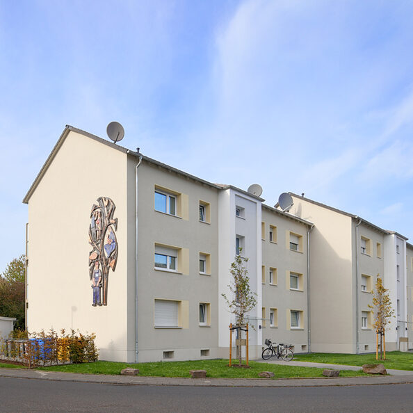 Das Foto zeigt die modernisierten Gebäude und Wohnungen in Königsdorf.