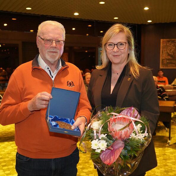 Peter Kleinen wurde von Bürgermeisterin Susanne Stupp mit der Ehrengabe der Stadt Frechen ausgezeichnet.