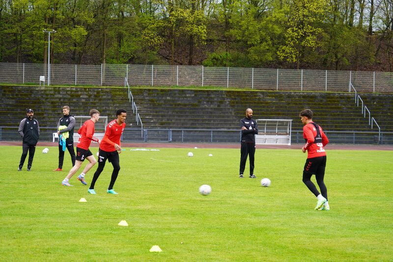Unter den Augen ihres Trainers Stefan Ruthenbeck (l.) bereitet sich die U19 des 1. FC Köln in Frechen auf ihre kommenden Spiele vor.