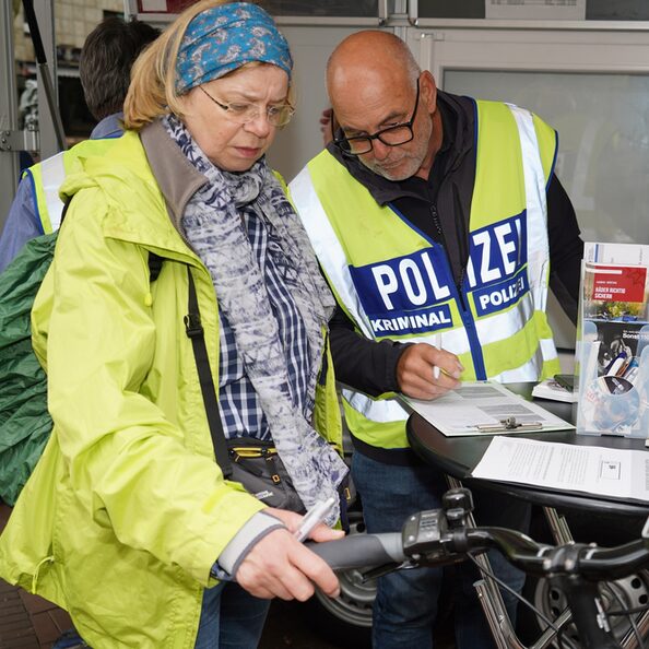 Die Kreispolizeibehörde ermöglichte die Kennzeichnung von Fahrrädern.