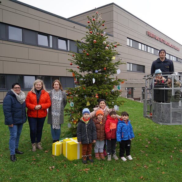 Bürgermeisterin Susanne Stupp (2.v.l.) schmückte mit den Kindern der Frechdachsgruppe den städtischen Weihnachtsbaum auf der Feuer- und Rettungswache.