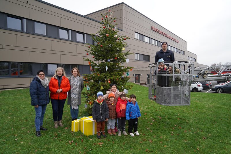 Bürgermeisterin Susanne Stupp (2.v.l.) schmückte mit den Kindern der Frechdachsgruppe den städtischen Weihnachtsbaum auf der Feuer- und Rettungswache.