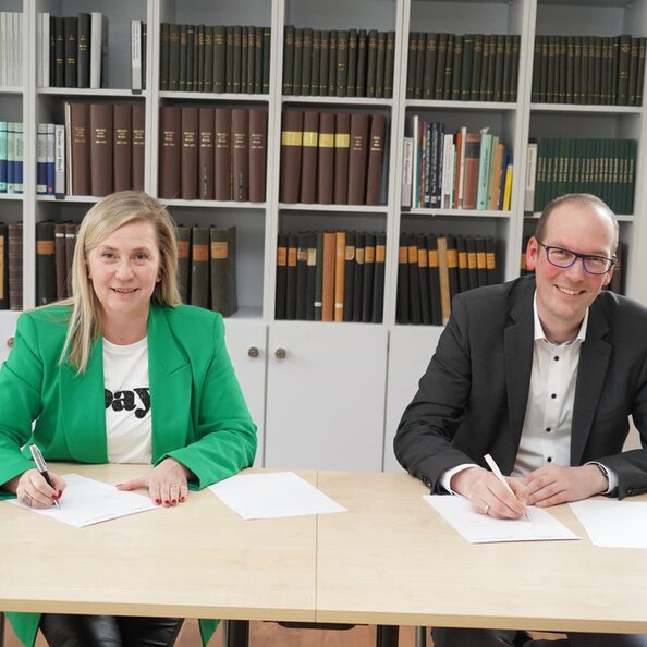 Bildungspartnerschaft_Mechernich_Stupp_Kueper_Braun: Bürgermeisterin Susanne Stupp und Schulleiter Björn Küper unterzeichneten die Vereinbarung.