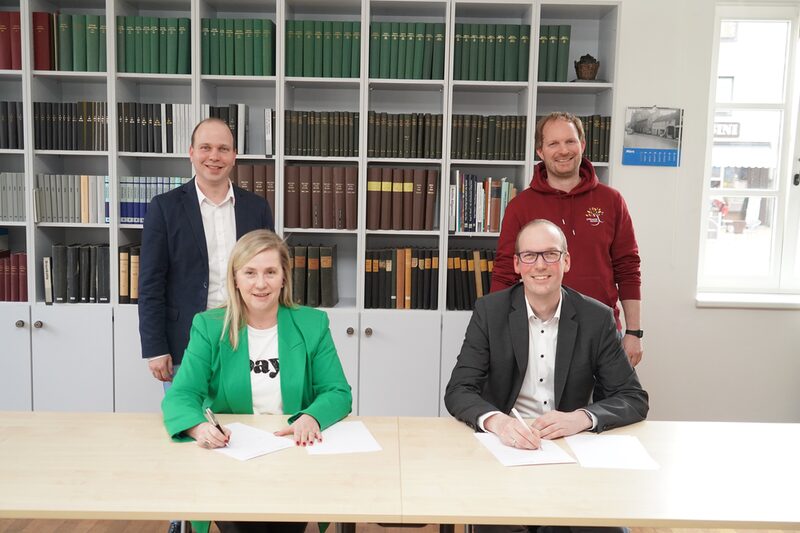 Bürgermeisterin Susanne Stupp und Schulleiter Björn Küper (2.v.r.) unterzeichneten die Vereinbarung im Beisein von Hendrik Mechernich (l.) und Florian Braun (r.).