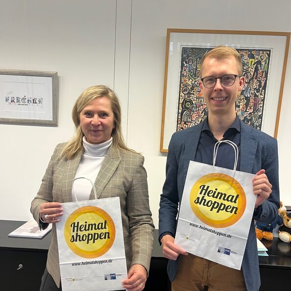 Bürgermeisterin Susanne Stupp und Philipp Schlenkert aus der städtischen Wirtschaftsförderung unterstützen die Initiative Heimatshoppen