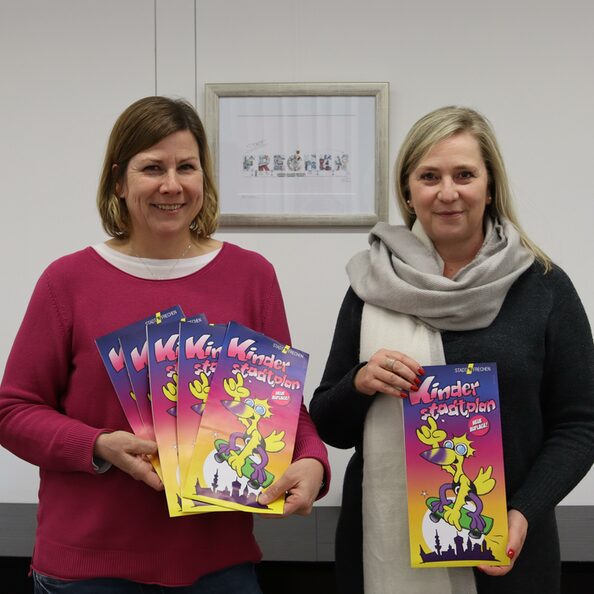 Sonja Cay und Bürgermeisterin Susanne Stupp präsentieren dem neuen Kinderstadtplan.