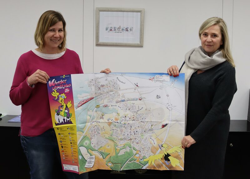 Sonja Cay und Bürgermeisterin Susanne Stupp präsentieren den neuen Kinderstadtplan.
