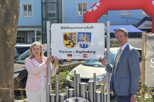 Auf dem neugestalteten Frechener Platz übergab Frechens Bürgermeisterin Susanne Stupp das neue Partnerschaftsschild an ihren Kapfenberger Kollegen Fritz Kratzer.