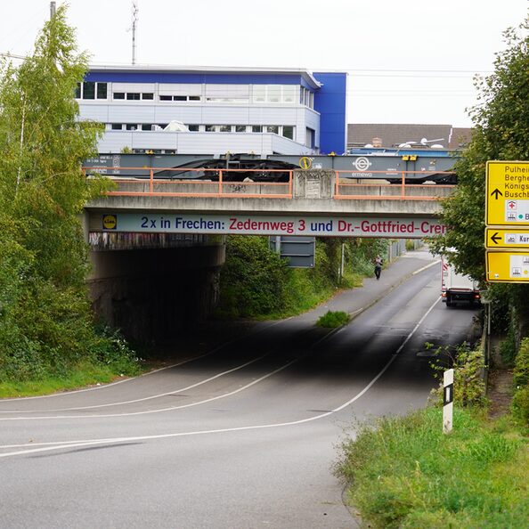 Die Bonnstraße wird wegen einer Überprüfung der HGK-Brücke teilgesperrt.