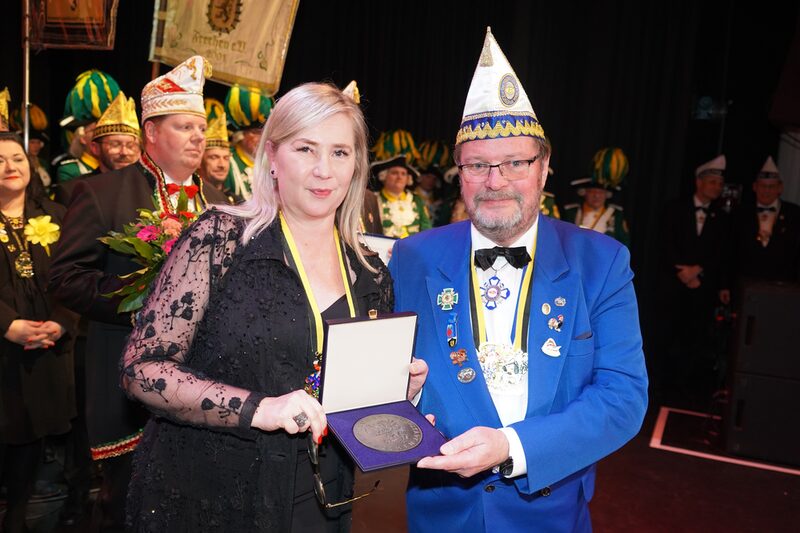 Bürgermeisterin Susanne Stupp überreichte die Ehrengabe der Stadt Frechen an den ehemaligen Zugleiter Norbert Herzog.