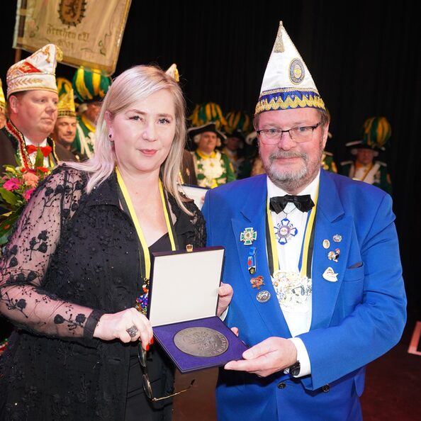 Bürgermeisterin Susanne Stupp überreichte die Ehrengabe der Stadt Frechen an den ehemaligen Zugleiter Norbert Herzog.