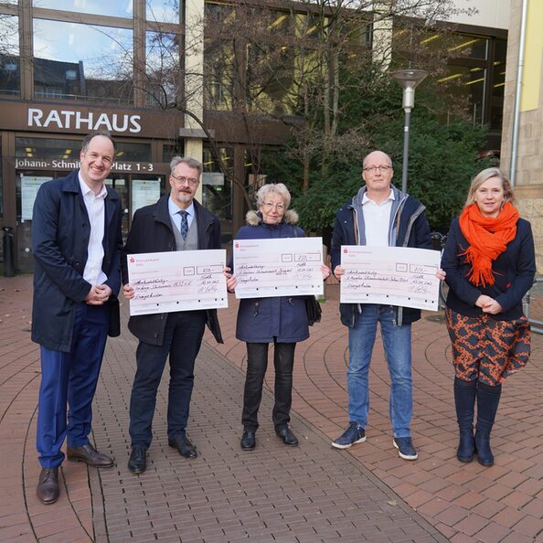 Zur Spendenübergabe trafen GWG-Geschäftsführer Klaus Pelzer (l.) und Bürgermeisterin Susanne Stupp (r.) auf Jakob Bochem (2.v.l.), Else Hilgers (M.) und Manfred Harnischmacher (2.v.r.).