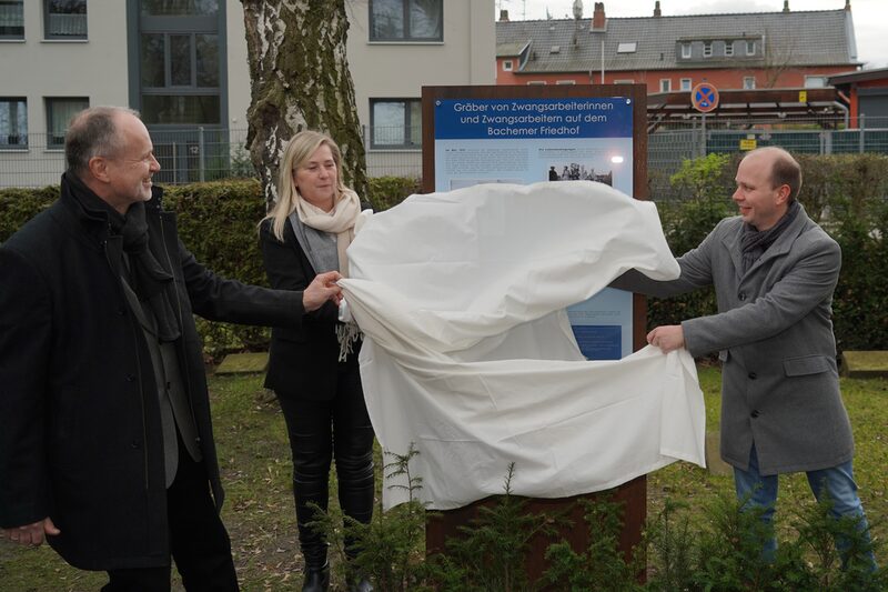 Bürgermeisterin Susanne Stupp enthüllte die Stele mit Archivleiter Hendrik Mechernich (r.) und Rainer Hirschel (l.), dem Vorsitzenden des Vereins Freunde und Förderer des Stadtarchivs Frechen.
