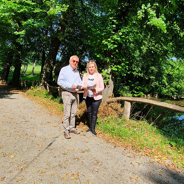 Am idyllischen Mahlweiher trafen sich Bürgermeisterin Susanne Stupp und Dr. Helmut Wirges zur Vorstellung des neuen Informationsflyers mit dem Titel „Bachem entdecken“.
