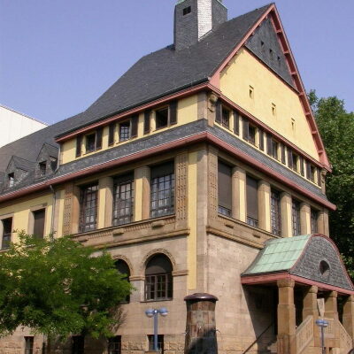Das Bild zeigt das Alte Rathaus in der Frechener Innenstadt.