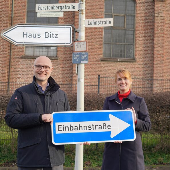Die Erste Beigeordnete und Kämmerin Gudrun van Cleef (r.) sowie der Fachdienstleiter für Bürgerservice und Ordnung Norbert Sester machen auf die kommende Einbahnstraßenregelung auf der Lahnstraße aufmerksam.
