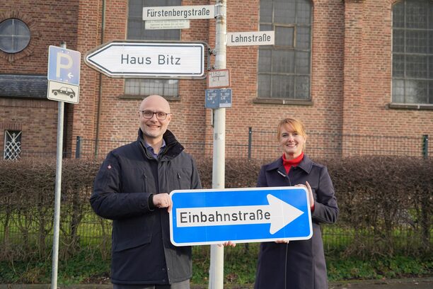 Die Erste Beigeordnete und Kämmerin Gudrun van Cleef (r.) sowie der Fachdienstleiter für Bürgerservice und Ordnung Norbert Sester machen auf die kommende Einbahnstraßenregelung auf der Lahnstraße aufmerksam.