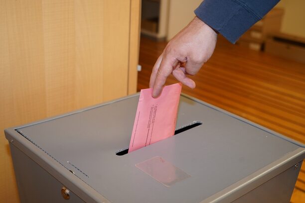 Die Aufnahme zeigt eine Stimmabgabe.