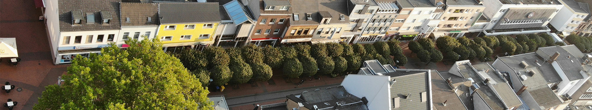 Das Bild zeigt eine Luftbildaufnahme der Einkaufsstraße in Frechen.