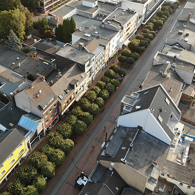 Das Bild zeigt eine Luftbildaufnahme der Einkaufsstraße in Frechen.