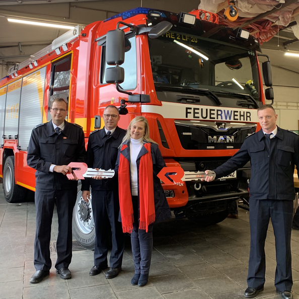 Bürgermeisterin Susanne Stupp überreichte der Feuerwehr Frechen zwei neue Einsatzfahrzeuge.