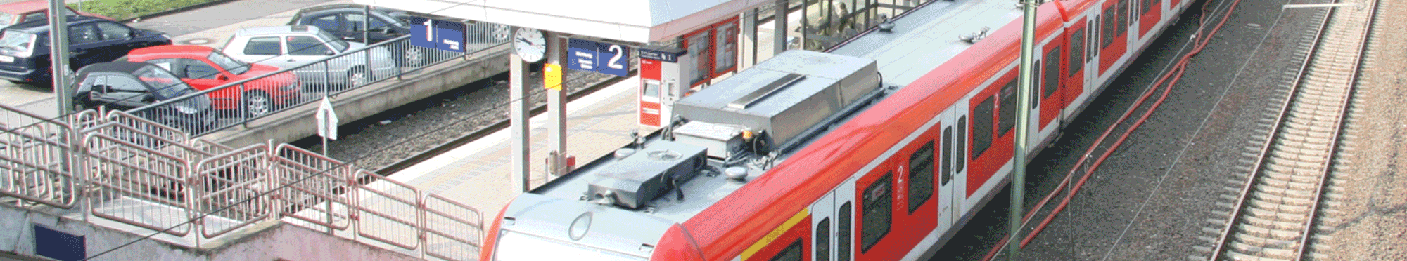 Die Aufnahme zeigt einen stehenden Zug am Bahnsteig in Frechen-Königsdorf