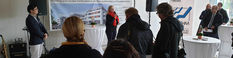 Das Bild zeigt Bürgermeisterin Susanne Stupp bei ihrer Rede zum Richtfest vor Journalisten und Gästen