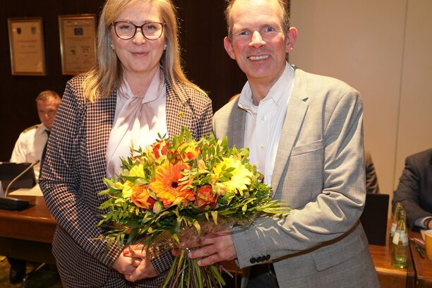Bürgermeisterin Susanne Stupp gratulierte Daniel Biesenbach zur Wiederwahl als Schiedsmann.