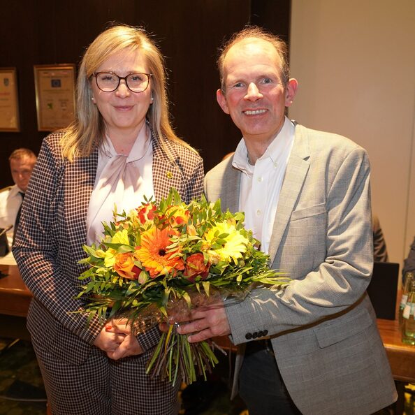 Bürgermeisterin Susanne Stupp gratulierte Daniel Biesenbach zur Wiederwahl als Schiedsmann.