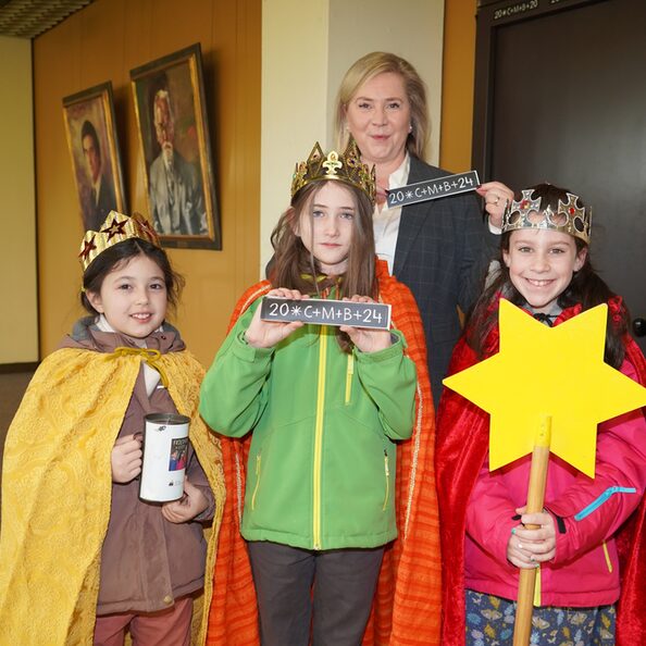 Bürgermeisterin Susanne Stupp nahm den Segen von drei Sternsingerinnen aus der Gemeinde St. Maria Königin entgegen.