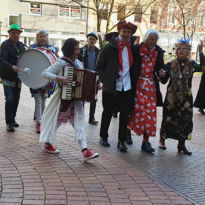 Das Foto zeigt die Frauen und Männer des Hospiz Frechen e.v. am Veilchendienstag auf dem Weg ins Frechener Rathaus. Dort wird die Gruppe von Bürgermeisterin Susanne Stupp empfangen.