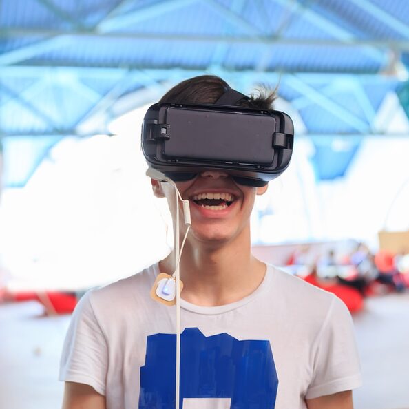 Die Aufnahme zeigt einen jungen Mann mit VR-Brille.