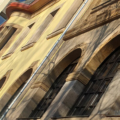 Die Aufnahme zeigt die Fassade des Alten Frechener Rathauses.